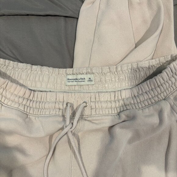 A&F- Essential Sunday in Cream Luxury sweatpants - Picture 2 of 2